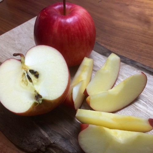つやっつやのリンゴを皮ごと頂きました。これはジョナゴールド。酸味も歯ごたえもちょうどよく、「美味しいね〜」と幸せなひと時をすごせました♪